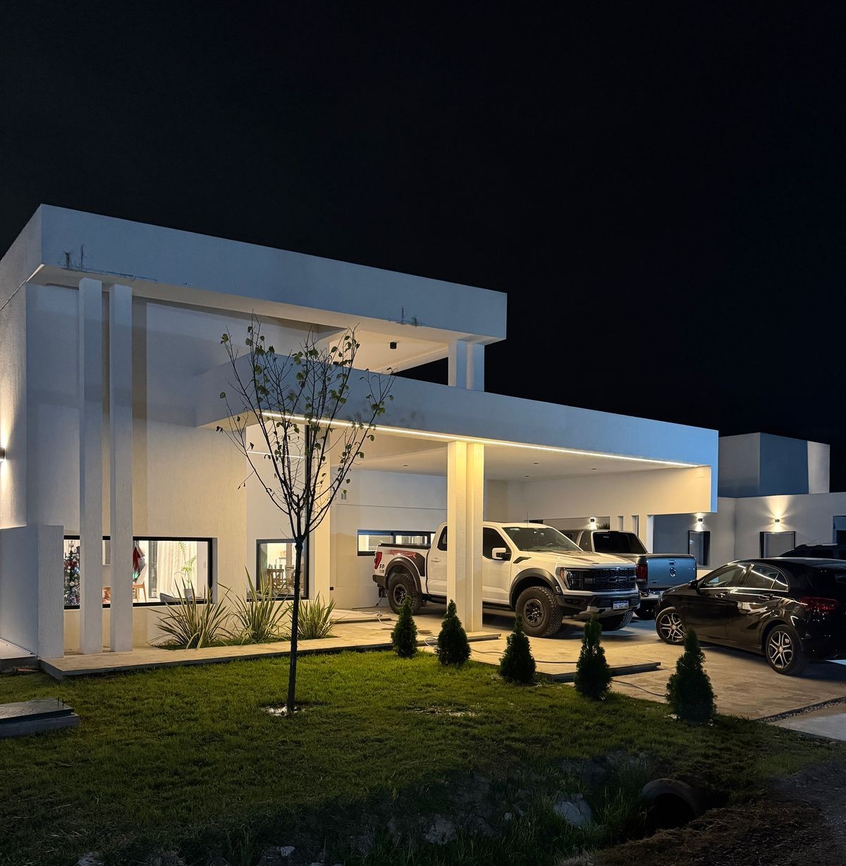Vista nocturna de la casa